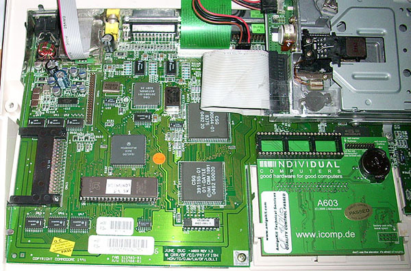 Odkrytý motherboard Amigy 600