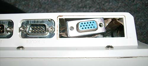 Konektor VGA není kam usadit..