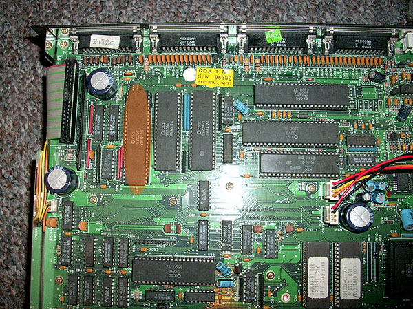 Denise čip v CDTV (vyznačený oranžovou barvou), na jeho soket se skendabler nacvakne