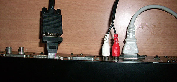 Konektor VGA bohužel není kam usadit..